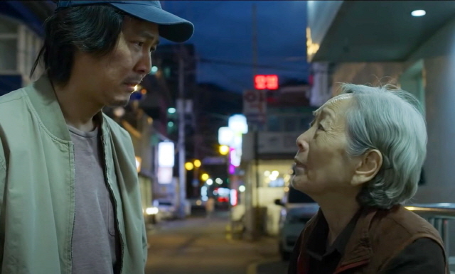 Ki-hun (Lee Jung-jae, left) faces his mother (Kim Yeong-ok) in "Squid Game" (Netflix)