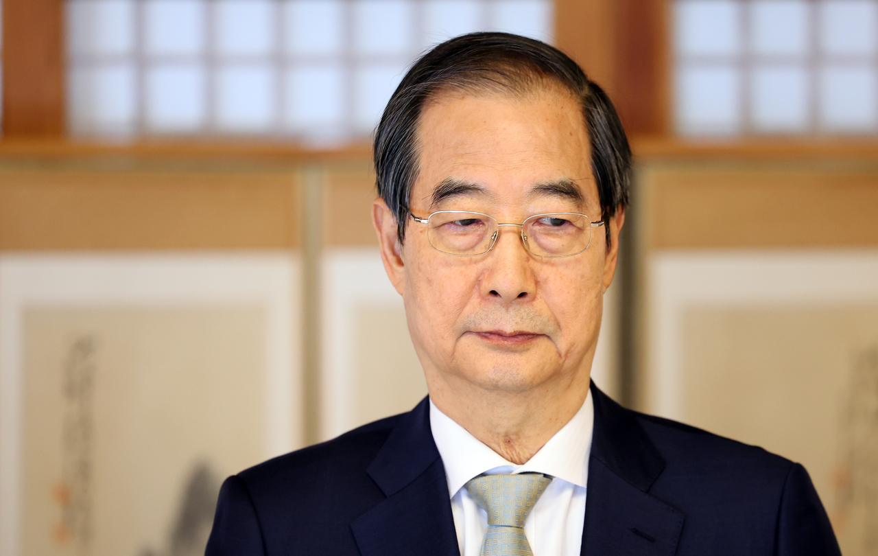 Acting President Han Duck-soo listens during a meeting with Japanese business leaders at his official residence in Seoul on Tuesday. (Pool photo via Yonhap)