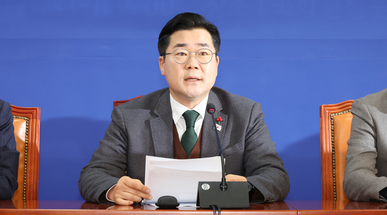 Rep. Park Chan-dae, floor leader of the main opposition Democratic Party of Korea, urges acting President Han Duck-soo to promulgate special counsel bills to investigate President Yoon Suk Yeol and first lady Kim Keon Hee on Sunday. (Yonhap)