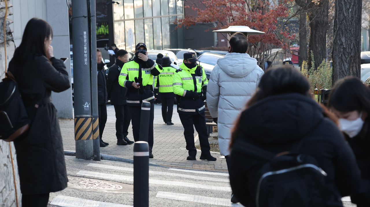 Police officers patrol near the presidential residence in Hannam-dong, Seoul, Monday. (Yonhap)