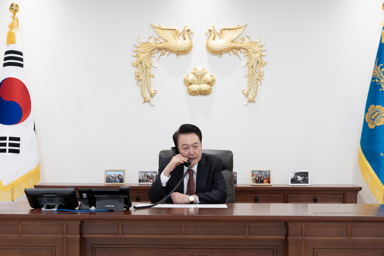 President Yoon Suk Yeol talks over the phone with Japan's new Prime Minister Shigeru Ishiba at his office in Seoul in October. (Presidential Office)