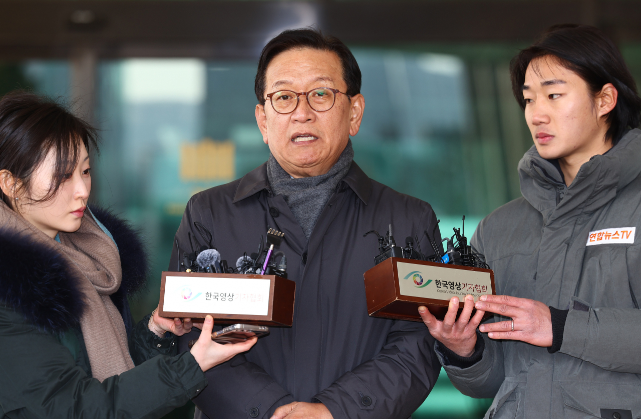 Lawyer Seok Dong-hyeon speaks to reporters at the Seoul High Court of Korea in Seocho-gu, southern Seoul, Dec. 19. (Yonhap)