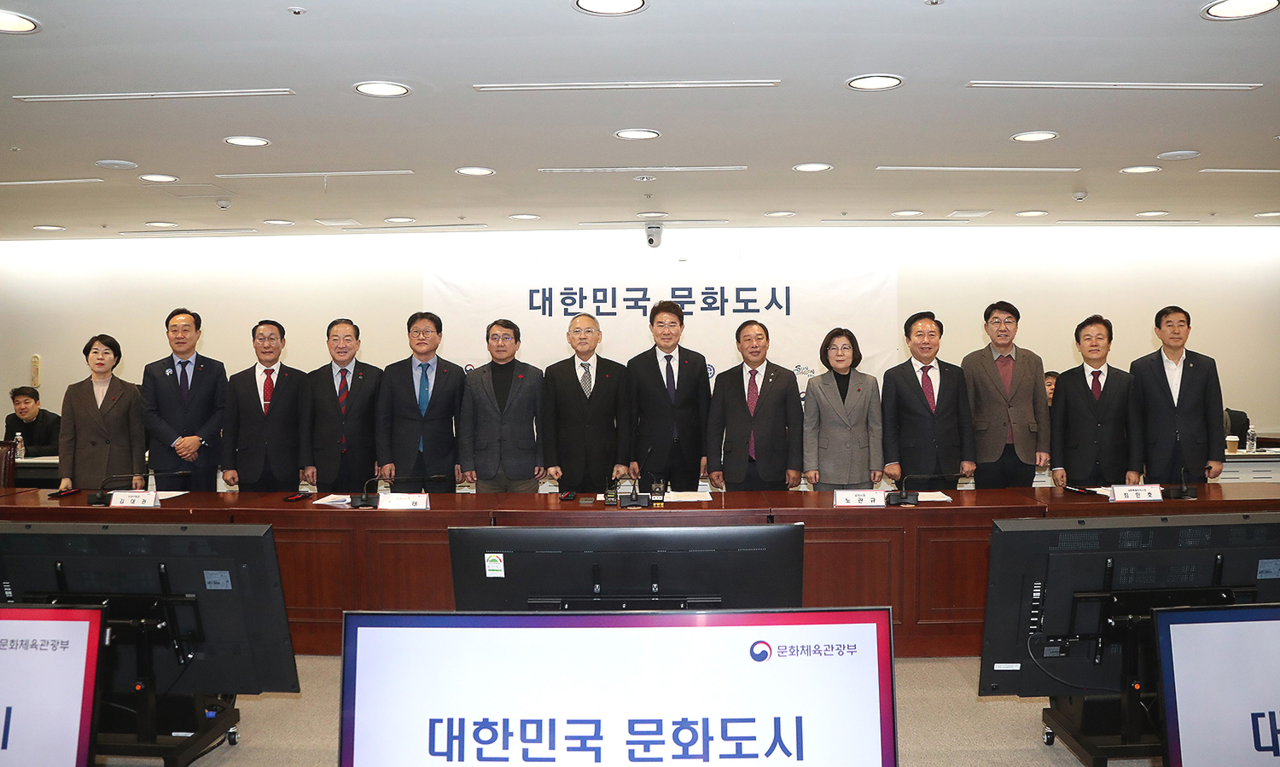 대한민국 문화도시로 최종 지정된 지역13개 지역 단체장들이 기념사진을 찍고 있다 사진오른쪽 네번째 권기창 안동시장(안동시 제공)