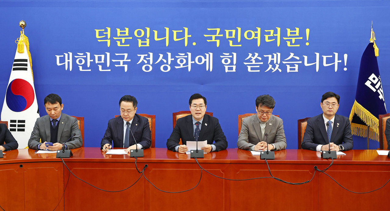 Park Chan-dae (center), the floor leader of the main opposition Democratic Party of Korea, speaks at a party meeting at the National Assembly in Seoul on Thursday. (Yonhap)