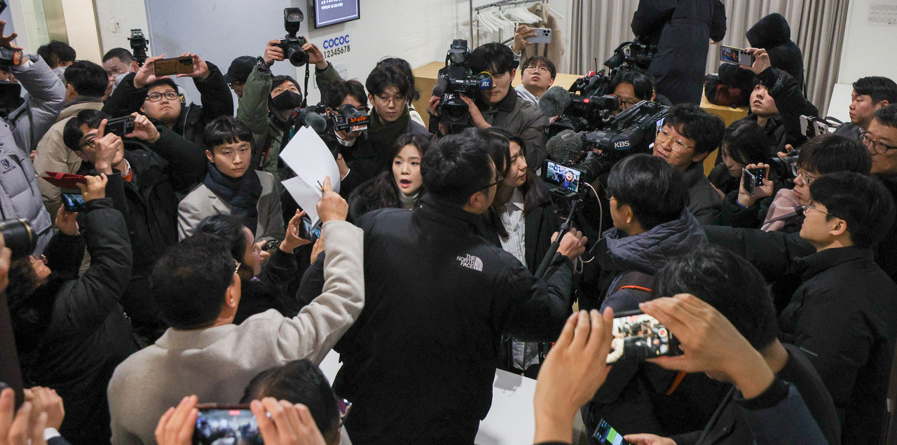 The legal team of former Defense Minister Kim Yong-hyun quarrels with reporters from certain media outlets, attempting to block them from entering the press conference held at the Korea Conference Center, in Seocho-gu, Seoul, Thursday. (Yonhap)