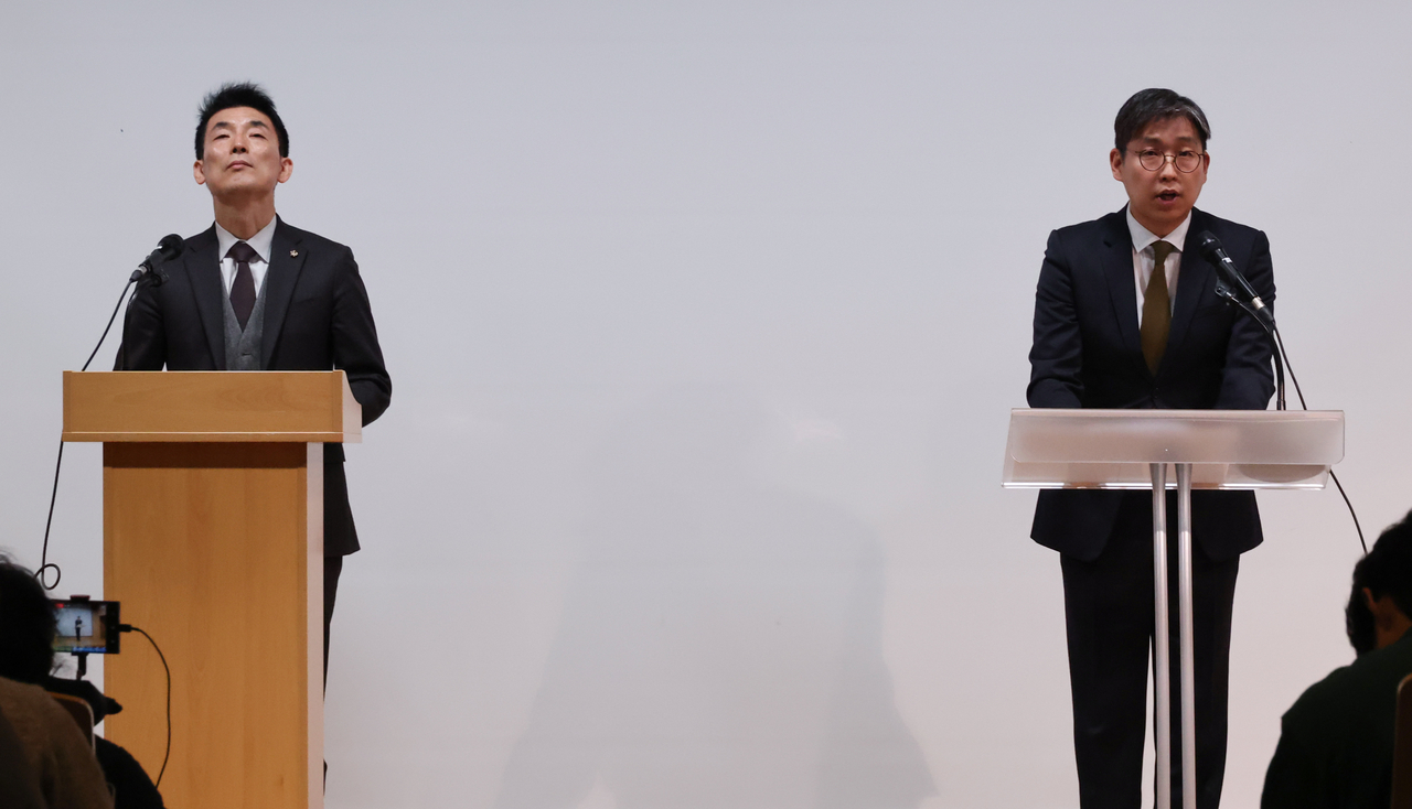 Former Defense Minister Kim Yong-hyun's lawyers Rhee Ha-sang (left) and Yoo Seung-soo speak in a press conference at Corea Conference Center in Gangnam, southern Seoul, Thursday. (Yonhap)