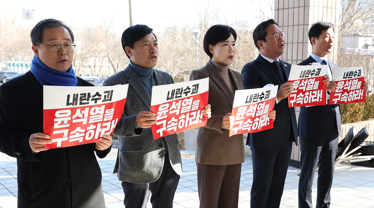 From left: Reps. Lee Geon-tae, Lee Sung-yoon, Jeon Hyun-heui, Kim Seung-won and Park Kyoon-taek of the Democratic Party of Korea protest at the Corruption Investigation Office for High-ranking Officials headquarters in Gwacheon, Gyeonggi Province, Thursday. (Yonhap)