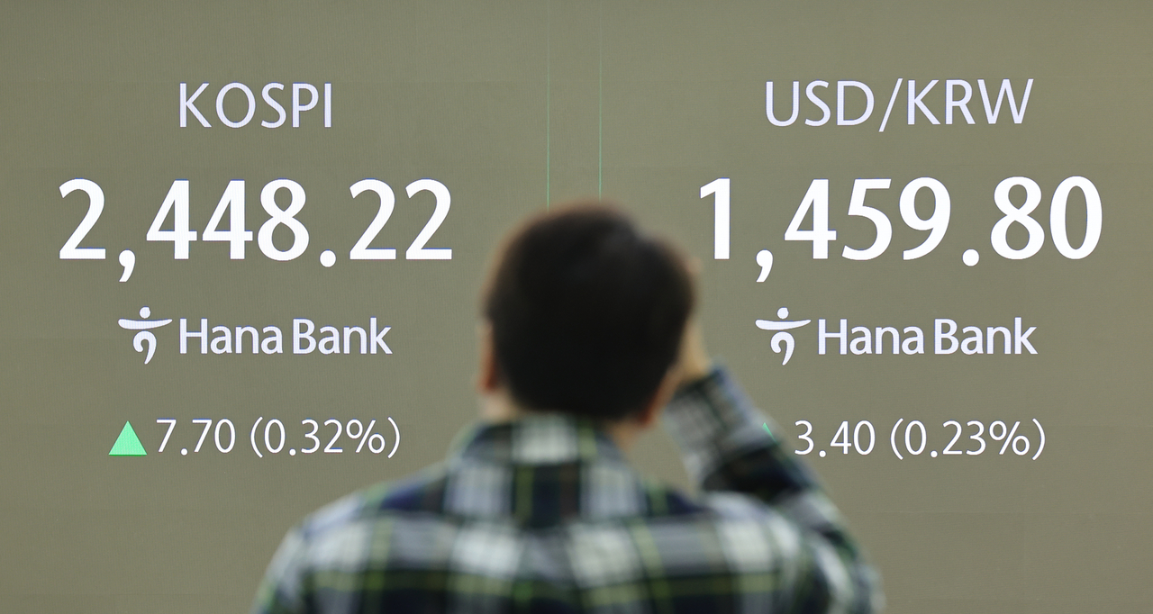 An electronic board showing the Korea Composite Stock Price Index at a dealing room of the Hana Bank headquarters in Seoul on Thursday. (Yonhap)