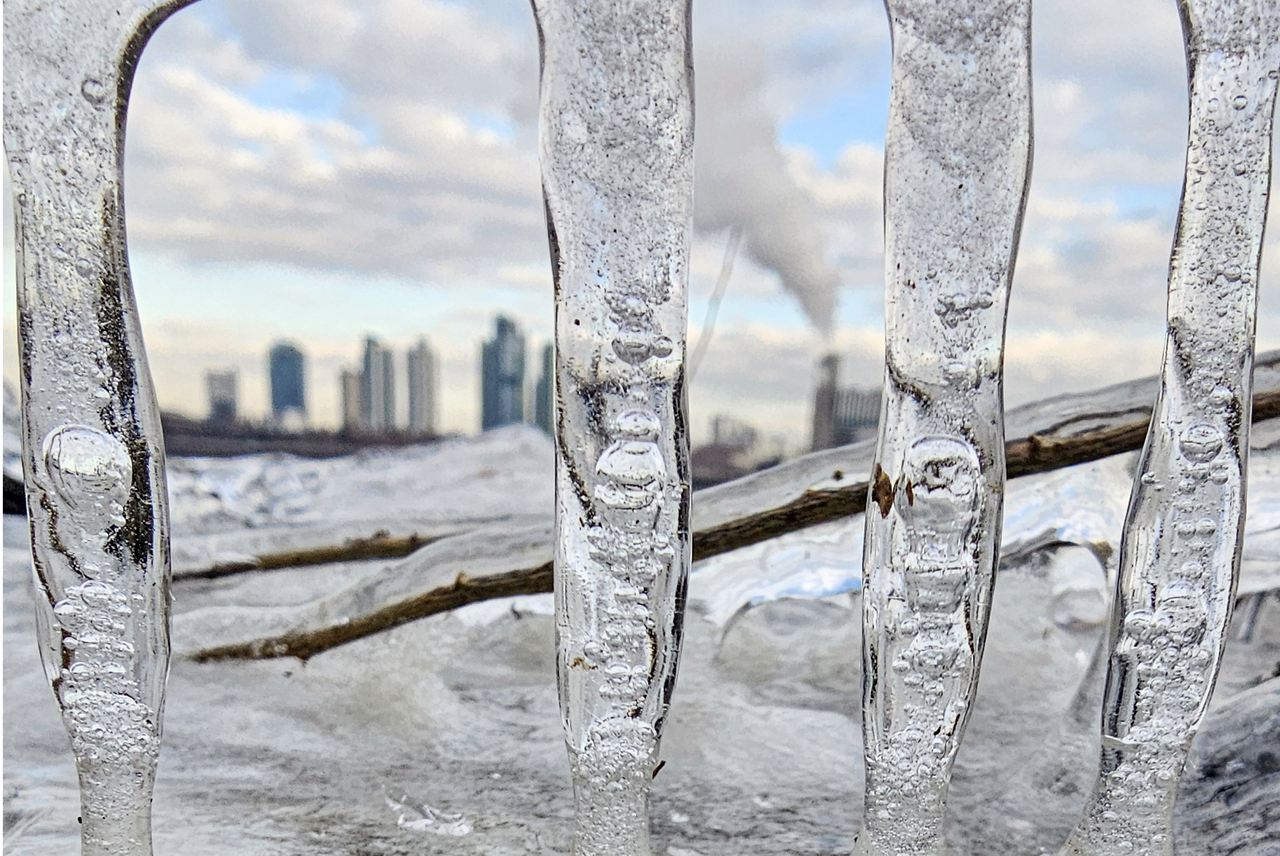 Icicles are seen near the Han River as the temperature plunged below freezing in Seoul on Monday. (Yonhap)