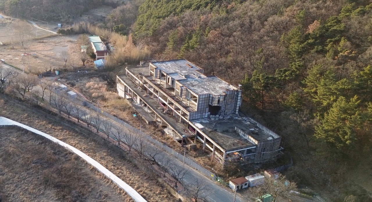 장기방치건축물인 약산온천호텔 건물 모습.[달성군 제공]