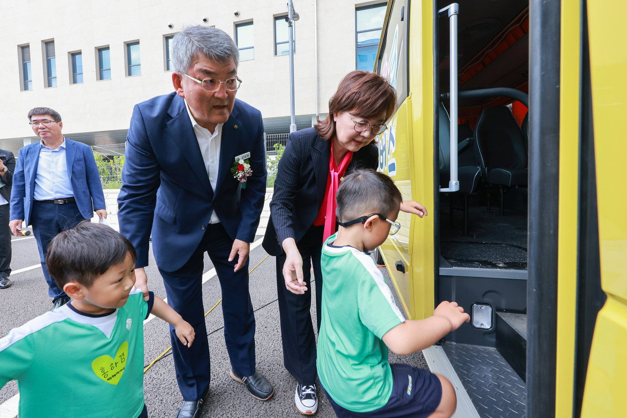 아이사랑 돌봄 버스 운행 시승식 모습