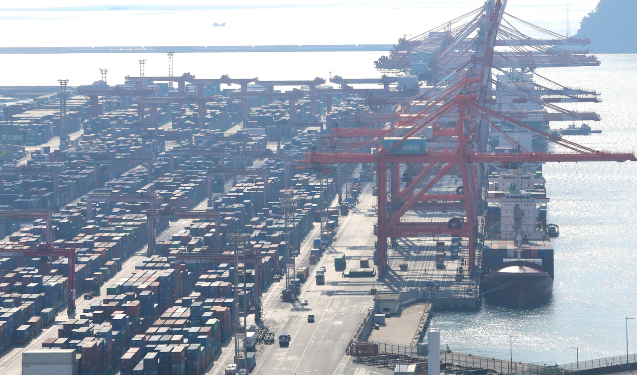 This file photo taken Nov. 29 shows containers stacked at a port in South Korea's southeastern city of Busan. (Yonhap)