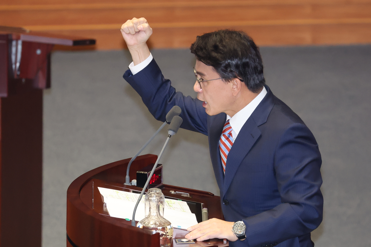 윤상현 국민의힘 의원이 지난 11일 국회 본회의에서 야당 의원들의 야유에 목소리를 높이고 있다. [연합]