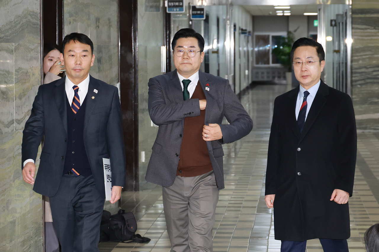 김용민 더불어민주당 원내정책수석부대표(왼쪽부터)와 박찬대 원내대표, 박성준 원내수석부대표. [연합]