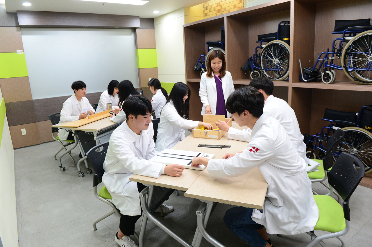 대구보건대 학과 실습 모습.[대구보건대 제공]