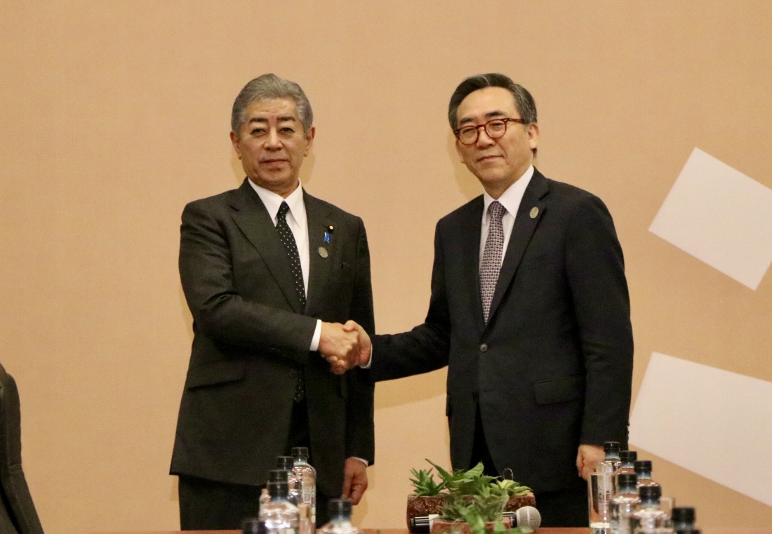 This photo, provided by South Korea's foreign ministry on Nov.15, shows Foreign Minister Cho Tae-yul (right) and his Japanese counterpart, Takeshi Iwaya, meeting on the margins of the Asia Pacific Economic Cooperation meeting in Lima, Peru, on Nov.15. (Yonhap)