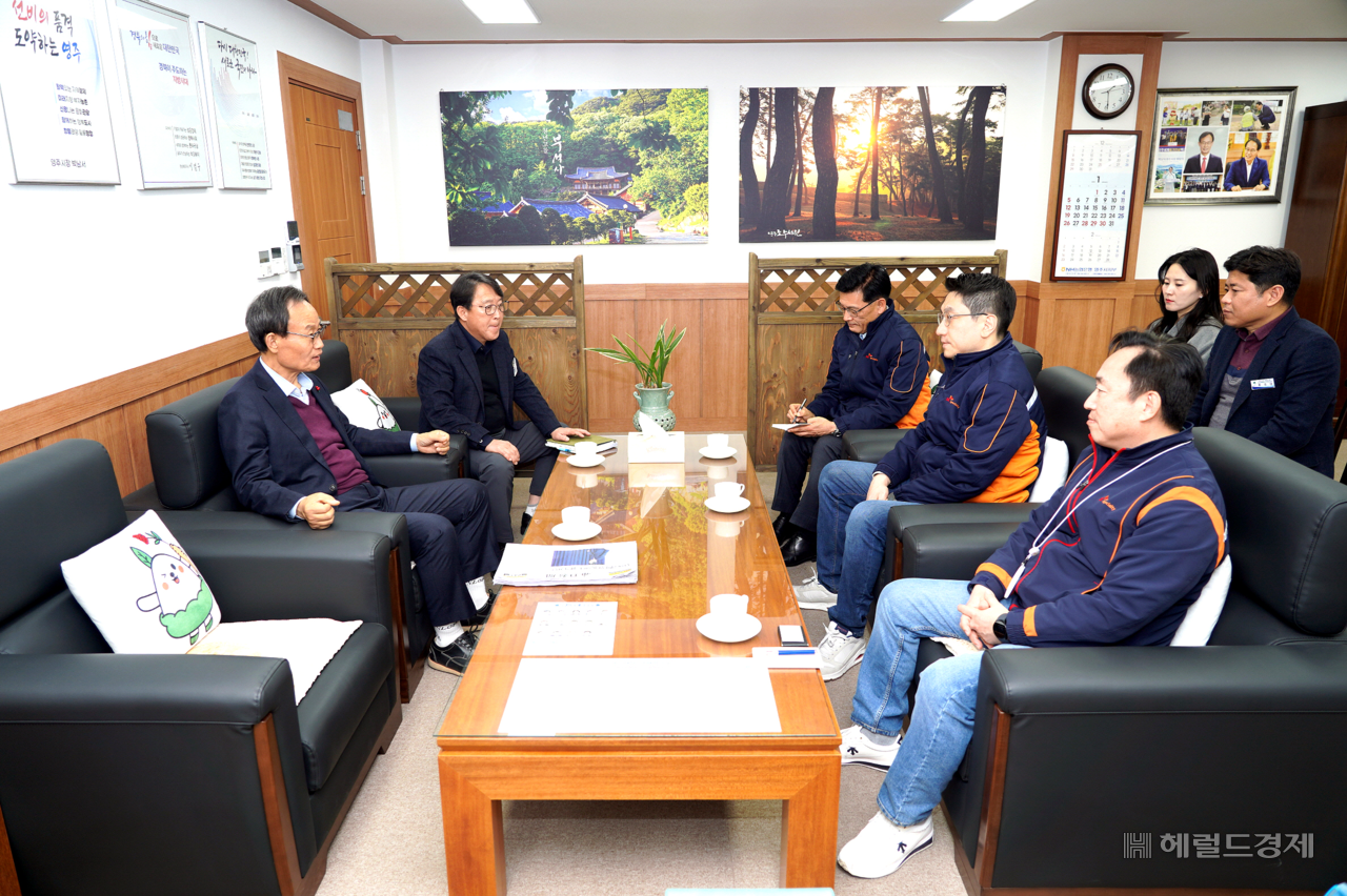 박남서 영주시장이 SK스페셜티 ㈜김양택(49) 신임 대표이사를 만나 영주시와 SK스페셜티 간의 상생 협력 유지 및 지역 경제 발전 방안을 논의했다.(영주시 제공)