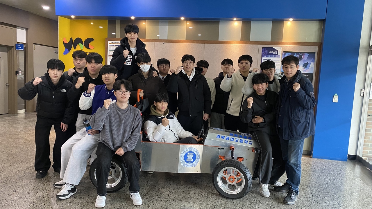 학생들이 완성된 모빌리티 앞에서 기념사진을 촬영하고 있다.[영남이공대 제공]