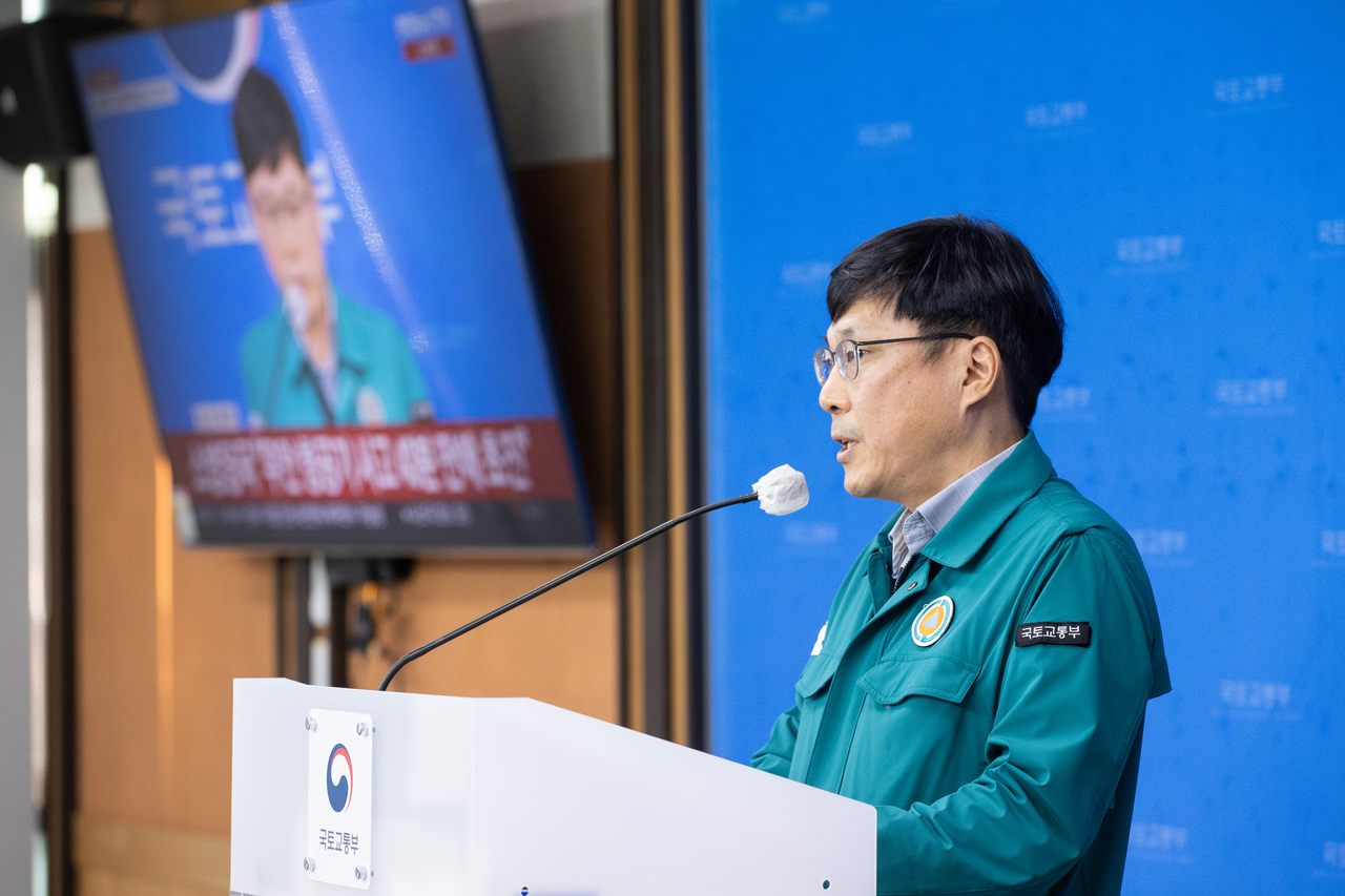 Ju Jong-wan, director of aviation policy at the Ministry of Land, Infrastructure and Transport, speaks in a briefing about the deadly plane crash at Muan International Airport in South Jeolla Province, Sunday. (Yonhap)