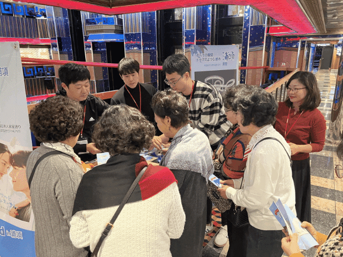 크루즈 선내 포항 주요 관광지와 먹거리 소개를 진행하고 있다.(포항시 제공)