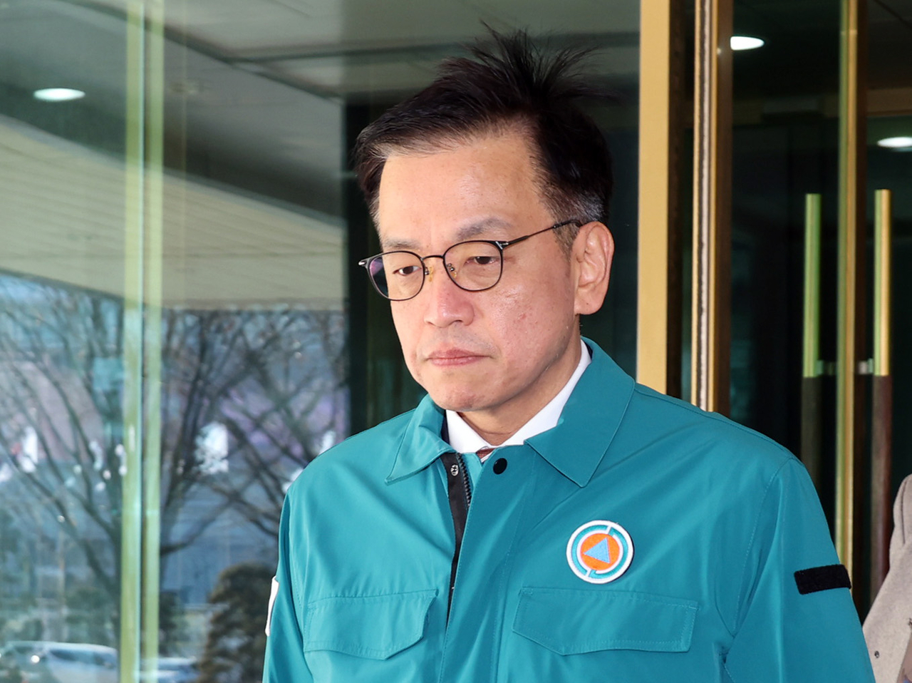Acting President Choi Sang-mok arrives at Government Complex Seoul to discuss measures regarding a plane crash at Muan International Airport. (Yonhap)