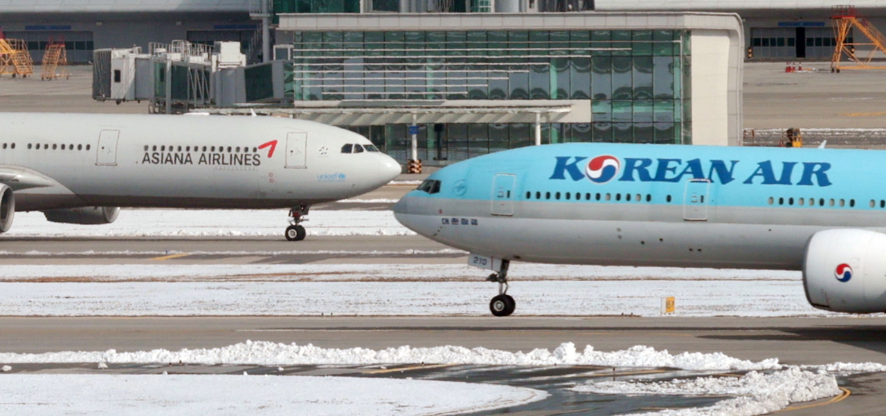 인천국제공항 활주로와 주기장에 대한항공-아시아나항공 여객기가 보이고 카지노 슬롯 머신 규칙. [연합]