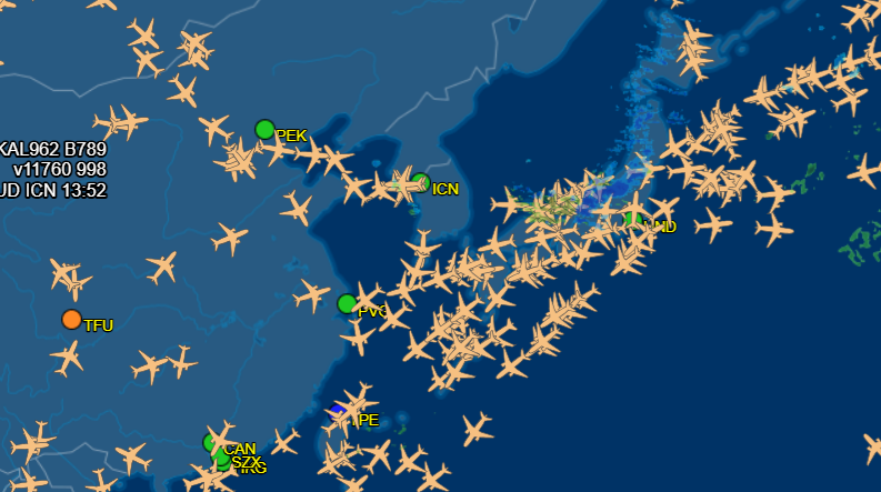 한반도 위 실시간 항공기 위치 추적 모습.[FlightAware]