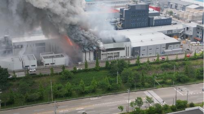 A blaze at lithium battery maker Aricell's plant in Hwaseong, Gyeonggi Province, on Jun. 24. (Yonhap)