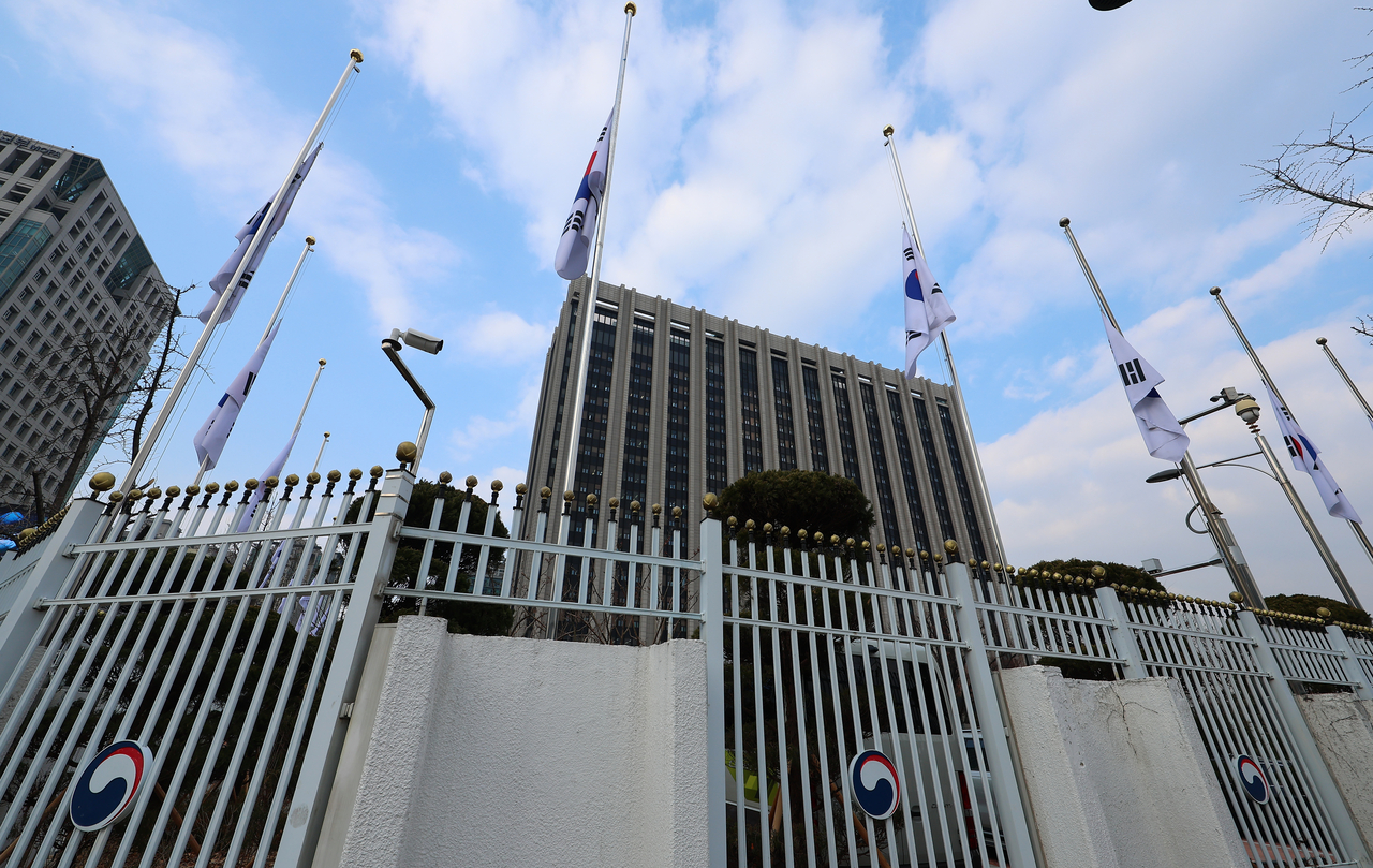 South Korea's national flags are flown at half-staff at the Government Complex Seoul on Monday to honor the victims of the plane crash at Muan International Airport in South Jeolla Province. The government has declared a national mourning period until Jan. 4. (Yonhap)