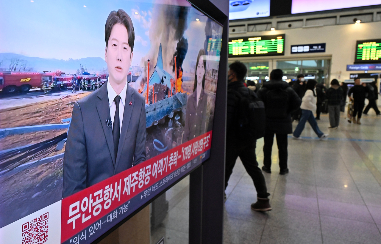News of the devastating Jeju Air plane crash at Muan International Airport airs Monday at Seoul Station. (Im Se-jun/The Korea Herald)