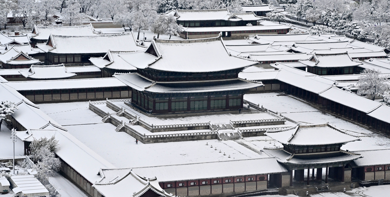 Snow blanketed the Gyeongbokgung in Jongno-gu, Seoul. (Im Se-jun/The Korea Herald)