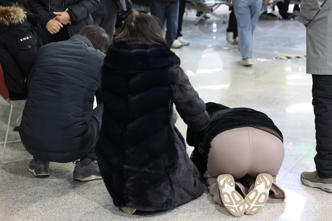 Family members of the victims in the deadly Jeju Air flight 7C 2216 crash are seen crying at the Muan International Airport on Monday. (Yonhap)