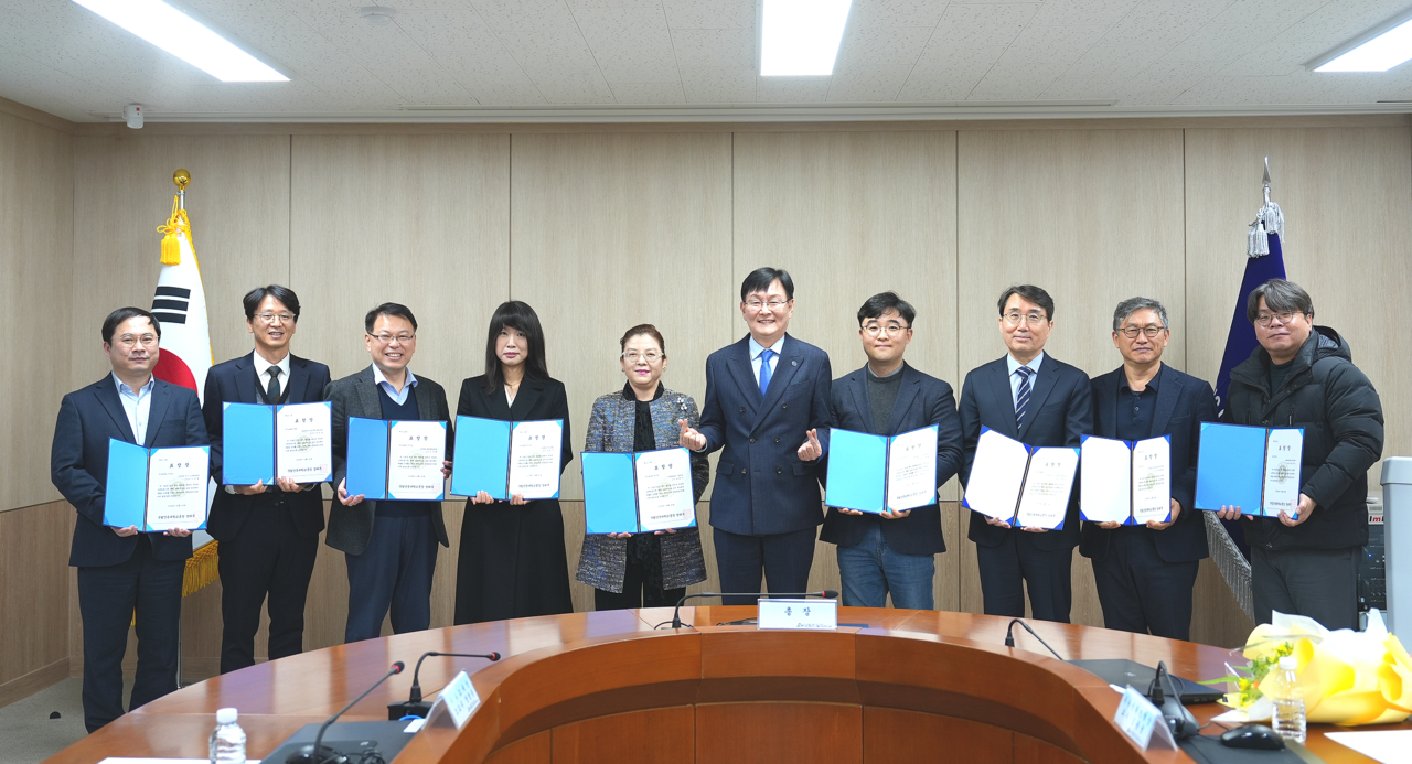 국립안동대학교는 30일 대학 본관에서 ‘2024년 우수 교수상 시상식’을 개최한 후 기념 촬영을 하고 있다.(안동대 제공)