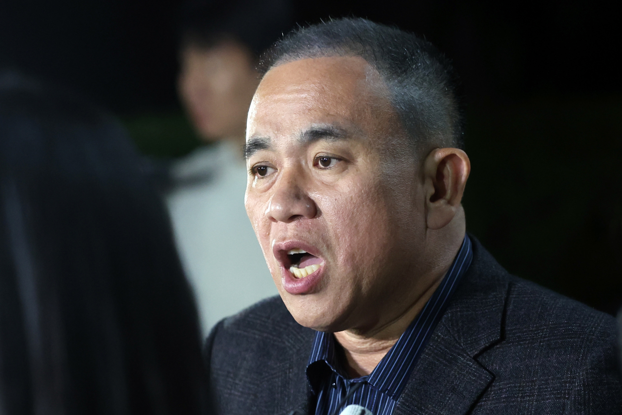 Myung Tae-kyun, a self-proclaimed political broker, speaks to the press at the Changwon District Prosecutors Office in Changwon, South Gyeongsang Province, Nov. 8. (Yonhap)