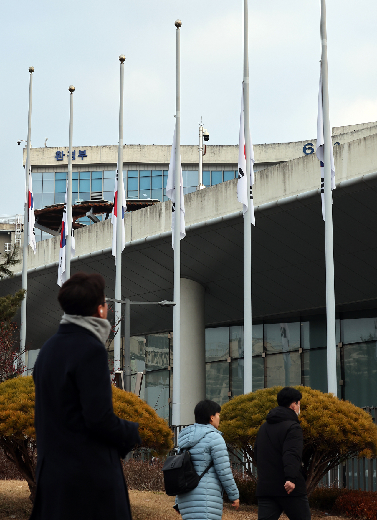 Flags at the government complex in Sejong fly at half-mast on Monday, in a sign of mourning for those who lost their lives in Sunday's deadly plane crash at Muan International Airport in South Jeolla Province. (Yonhap)