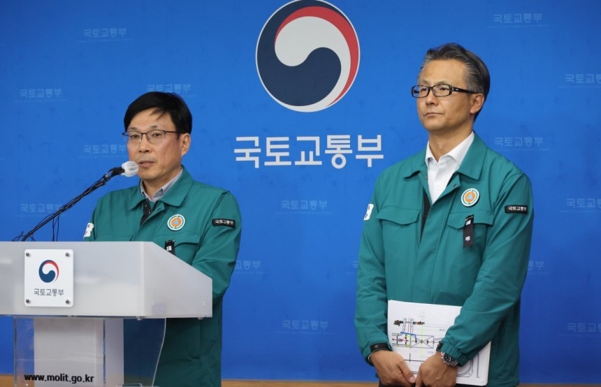 Joo Jong-wan (left), director of aviation policy at the Ministry of Land, Infrastructure and Transport, briefs reporters Monday at the Sejong Government Complex on Sunday’s fatal Jeju Air crash at Muan International Airport, which claimed 179 lives. (Newsis)