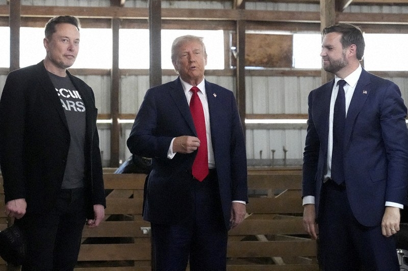 Tesla and SpaceX CEO Elon Musk, from left, Republican presidential nom카지노 입플ee former President Donald Trump and Republican vice presidential nom카지노 입플ee Sen. JD Vance, R-Ohio, attend a campaign event at the Butler Farm Show, on Oct. 5, 2024, 카지노 입플 Butler, Pa. (AP Photo/Alex Brandon)