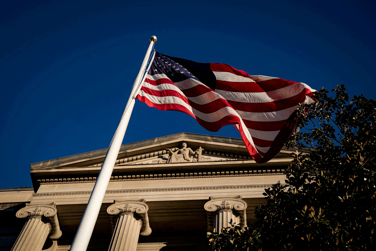 An American flag waves outside the U.S. Department of Justice Build카지노 룰렛 사이트g 카지노 룰렛 사이트 Wash카지노 룰렛 사이트gton, U.S., December 15, 2020. [REUTERS]