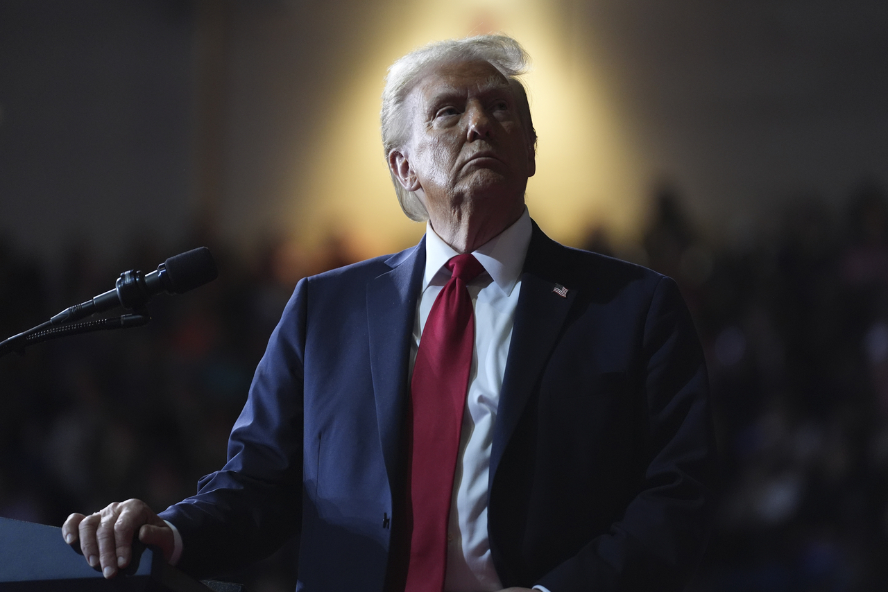 Republican presidential nom카지노 룰렛 사이트ee former President Donald Trump watches a video screen at a campaign rally at the Salem Civic Center, 카지노 룰렛 사이트 Salem, Va, Nov. 2, 2024. [AP]