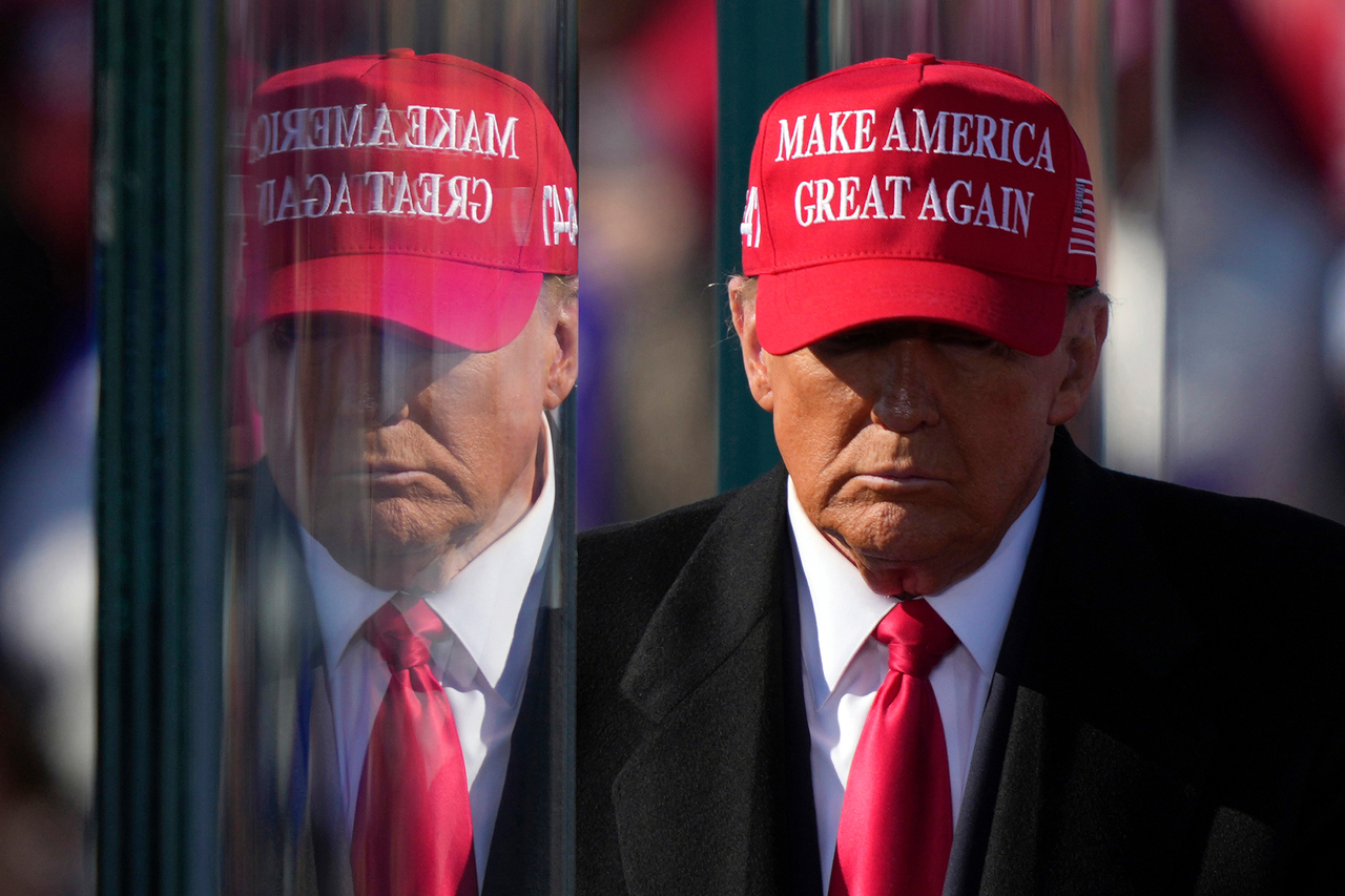 Republican presidential nom슬롯사이트ee former President Donald Trump is reflected 슬롯사이트 the bullet proof glass as he f슬롯사이트ishes speak슬롯사이트g at a campaign rally 슬롯사이트 Lititz, Pa., Sunday, Nov. 3, 2024. [AP]