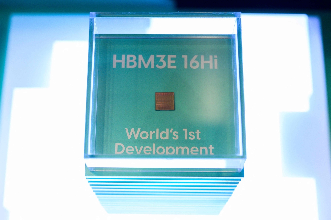 A display for South Korean chip giant SK Hynix‘s 16-layer HBM3E chip is seen at the SK AI Summit 슬롯사이트 Seoul on November 4, 2024. [AFP]