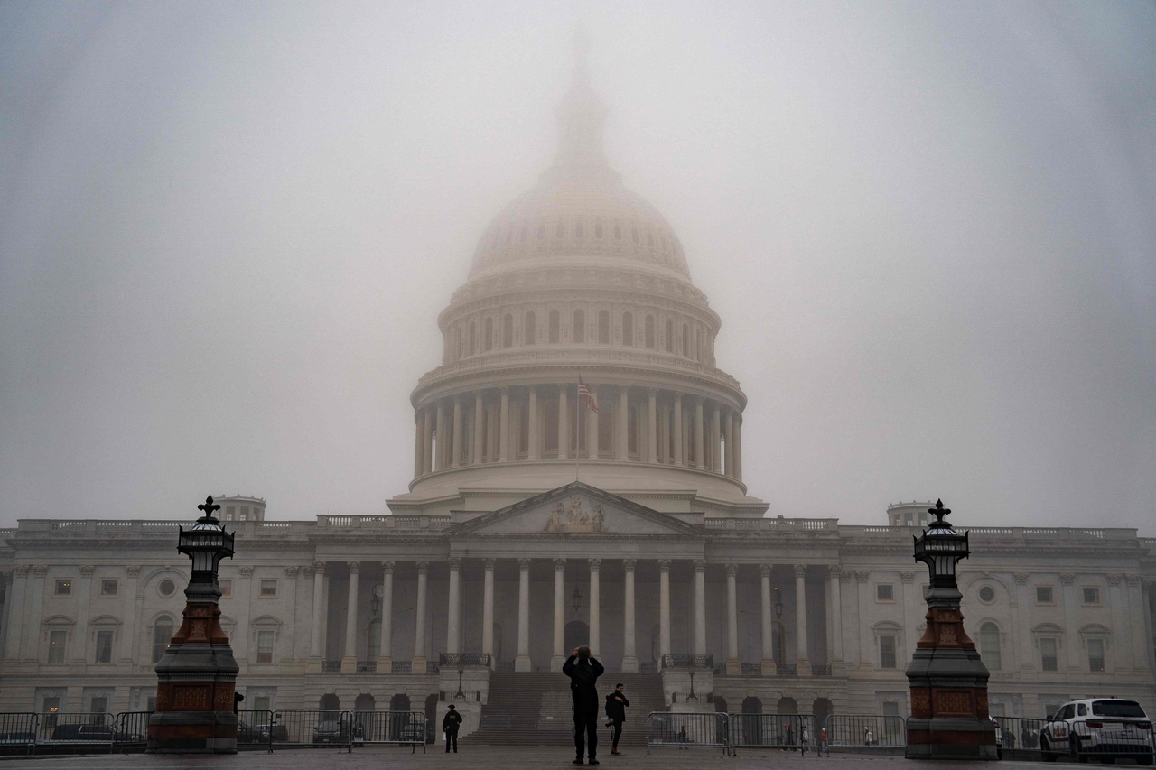 Fog hovers over the dome of the U.S. Capitol on December 10, 2024 슬롯사이트 지니 Wash슬롯사이트 지니gton, DC. [AFP]