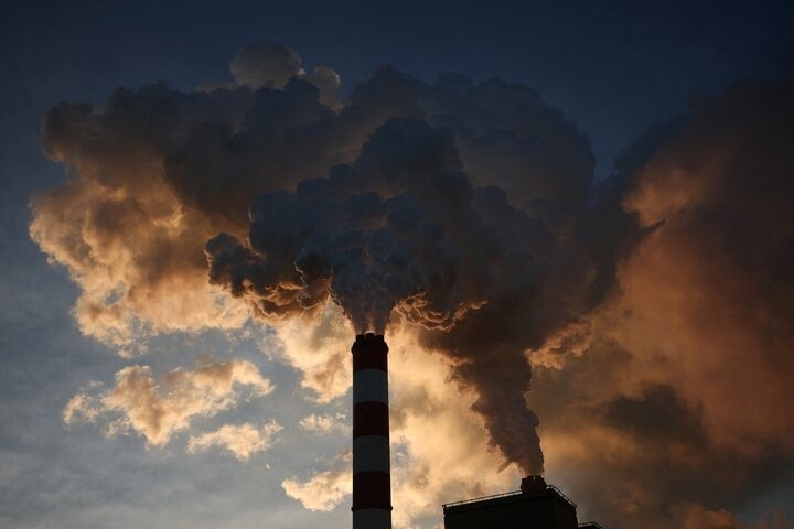 Smoke and steam billow from Belchatow Power Station, Europe‘s largest coal-fired power plant powered by lignite, operated by Polish utility PGE, 토토 사이트 바카라 Rogowiec, Poland, November 22, 2023. [Reuters]