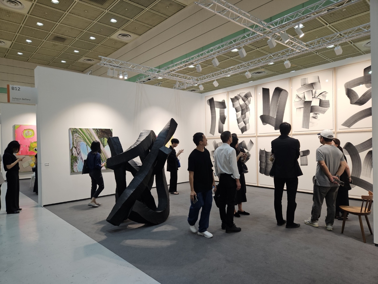 People look at paintings by Lee Bae (on the right) at Frieze Seoul on Sept. 4 at Coex. (Park Yuna/The Korea Herald)