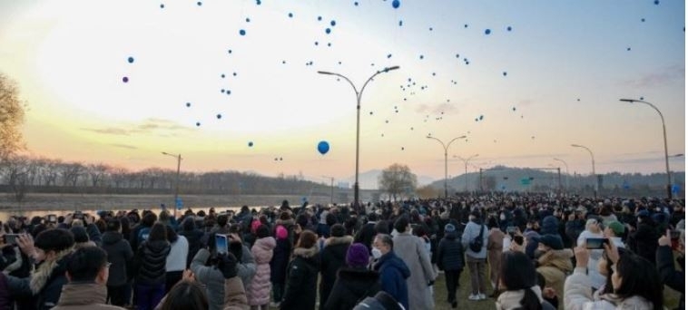 2024년 1월 1일 오천동 그린아일랜드에서 해맞이를 하고 있는 순천 시민들.[순천시 제공]