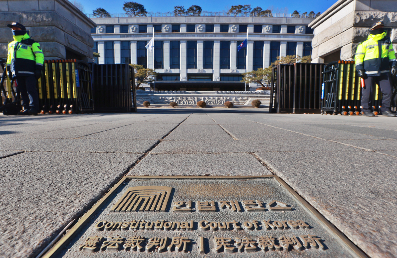 Police beef up security at the main gate of the Constitutional Court in Seoul on Tuesday, as the court reviews the parliamentary impeachment of President Yoon Suk Yeol over his short-lived Dec. 3 declaration of martial law. (Yonhap)