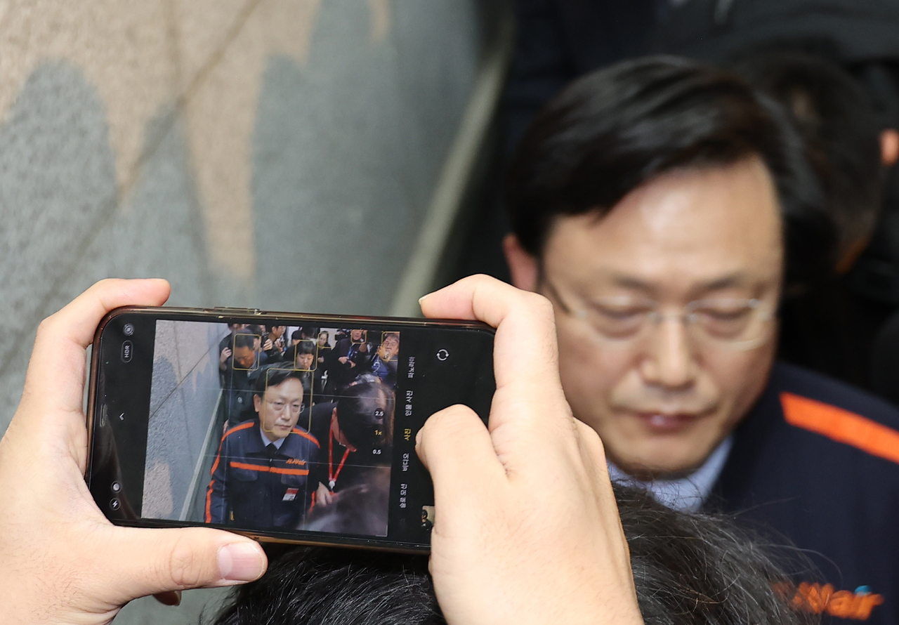 Kim E-bae, Jeju Air CEO, leaves the press conference room at the Mayfield Hotel in Gangseo-gu, Seoul, Sunday, after a press briefing on the plane crash earlier in the day at Muan International Airport in South Jeolla Province. (Yonhap)