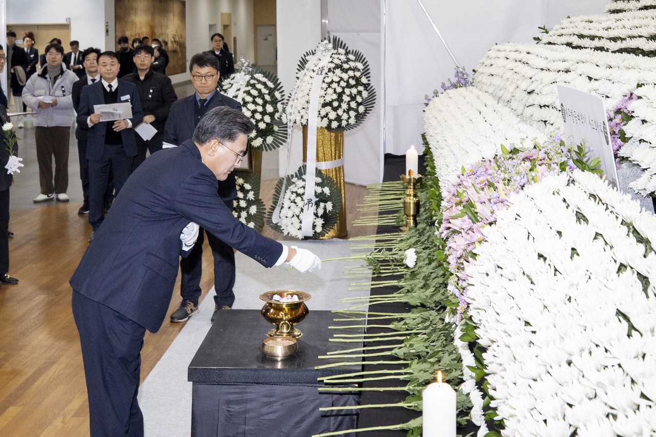 박성만 경북도의장이 31일 경북도청 동락관에 마련된 합동분향소에서 헌화하고 있다.[경북도의회 제공]