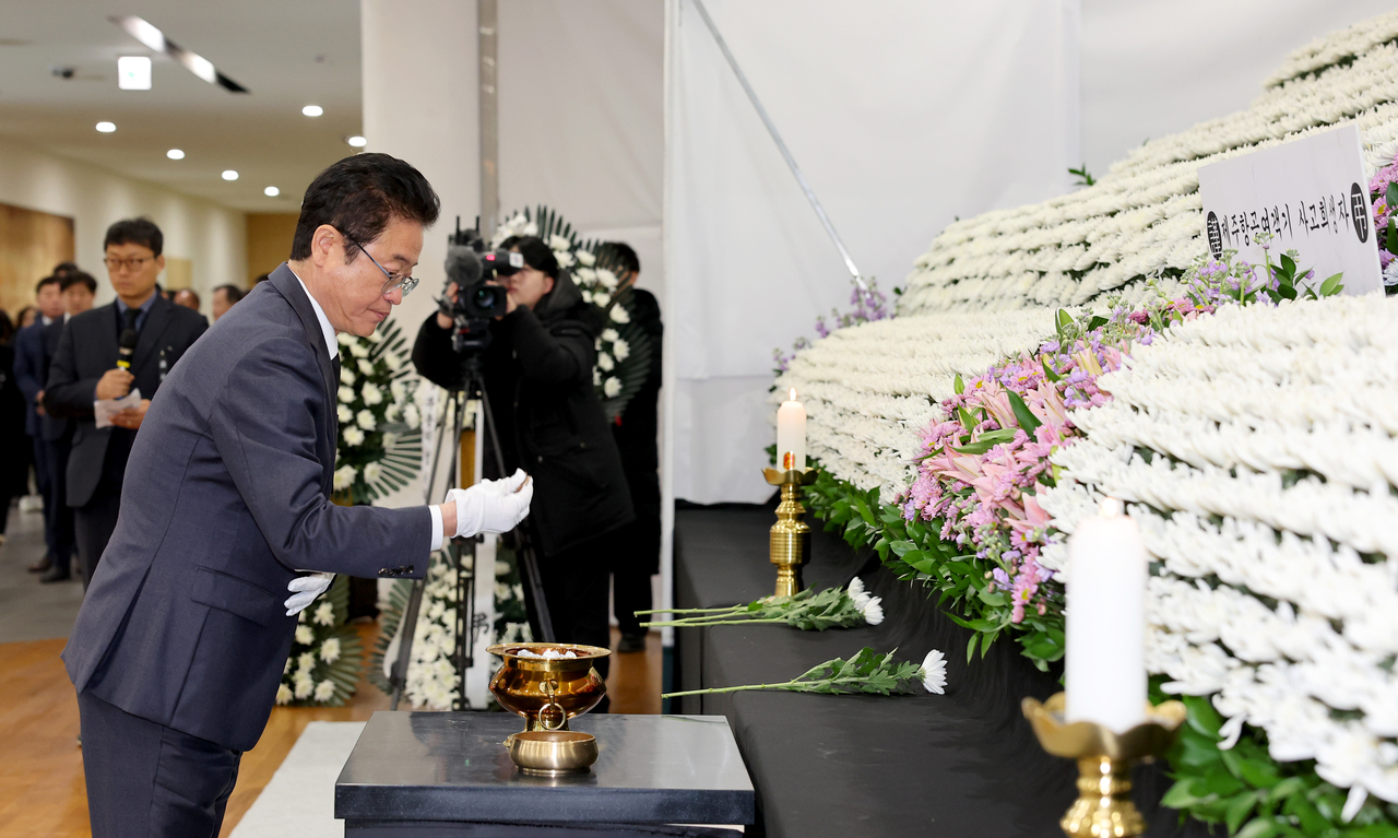 이철우 경북지사가 31일 경북도청 동락관에 마련된 합동분향소에서 헌화하고 있다.[경북도 제공]