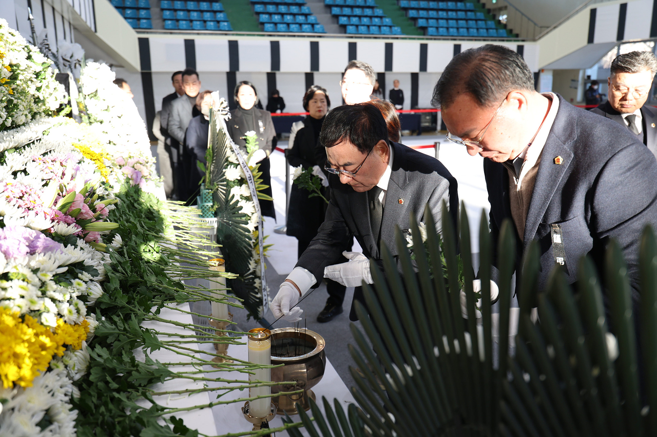 이만규 대구시의장이 31일 안병근올림픽기념유도관에 마련된 합동분향소에서 헌화하고 있다.[대구시 제공]